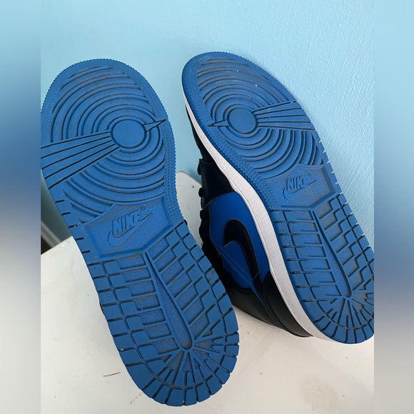 Air Jordan 1 Mid Size. 5Y - Picture 8 of 13